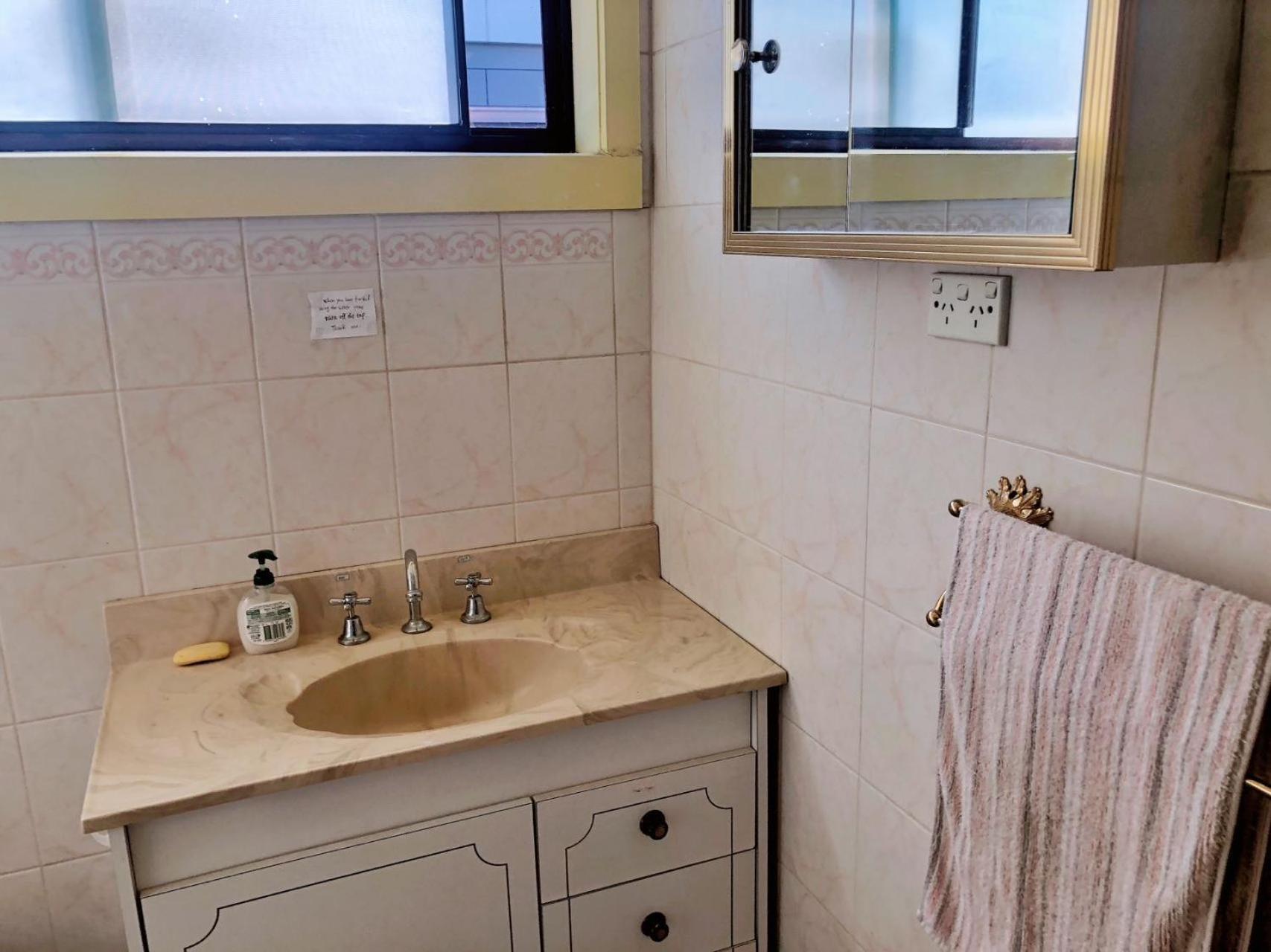 A Single Room Near The Railway Station Melbourne Exterior photo